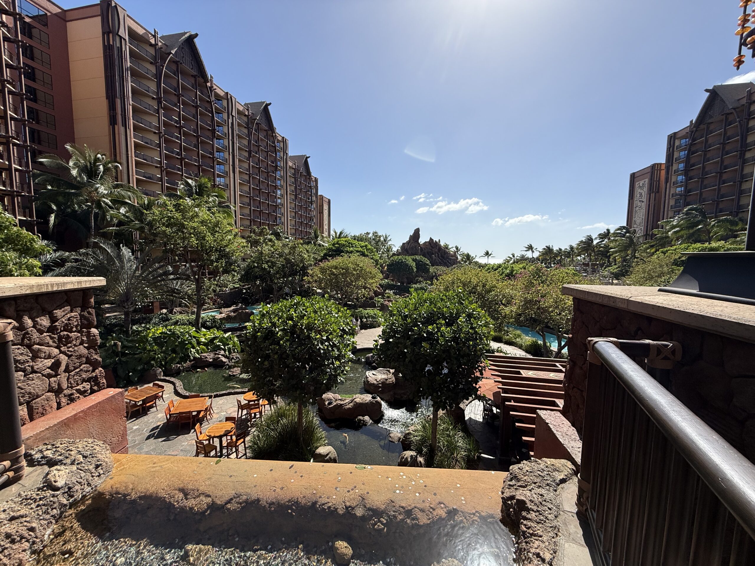 アウラニ・ディズニー・リゾートの中庭と建物全景