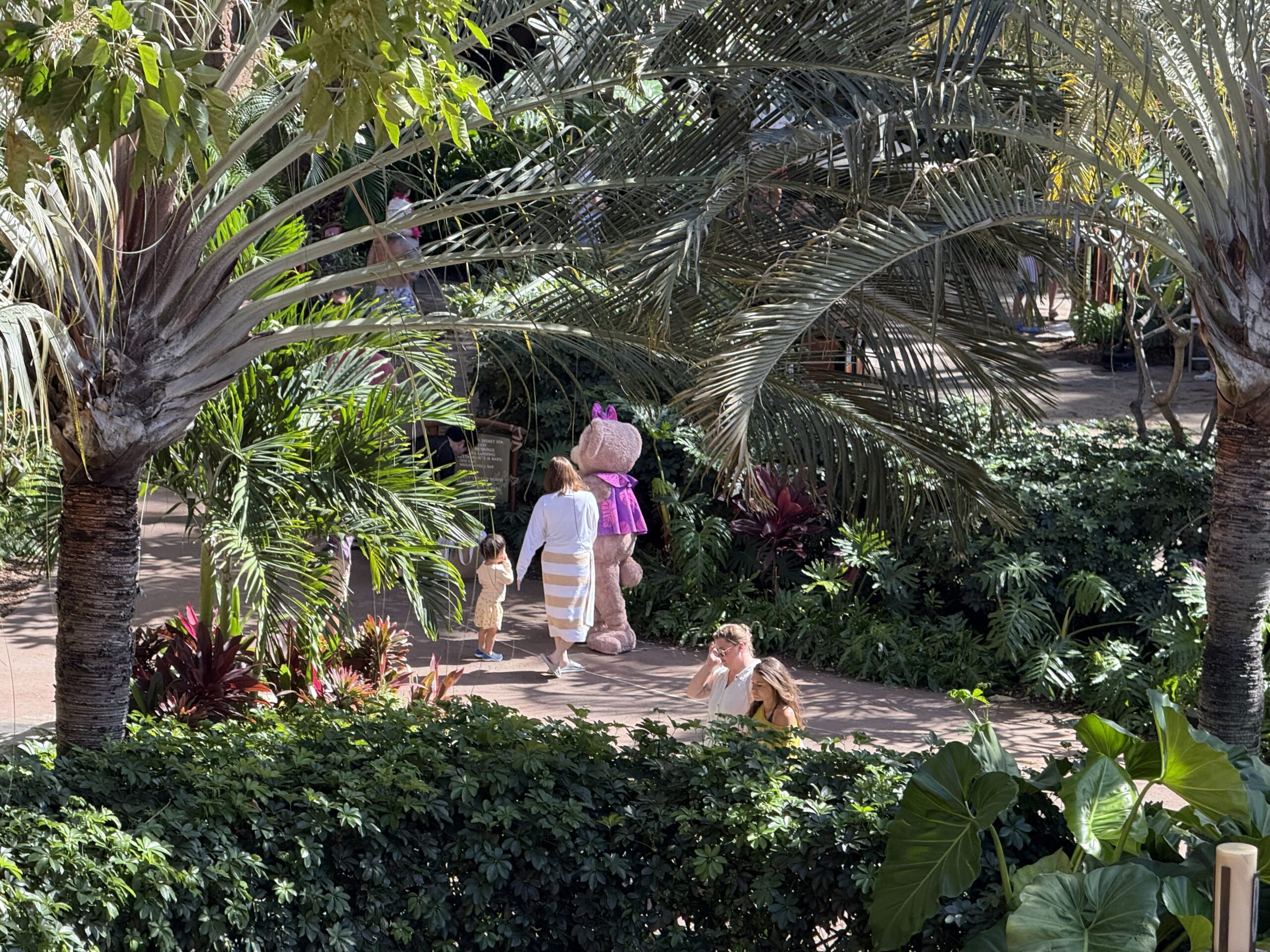 アウラニ・ディズニー・リゾートでキャラクターと歩く親子