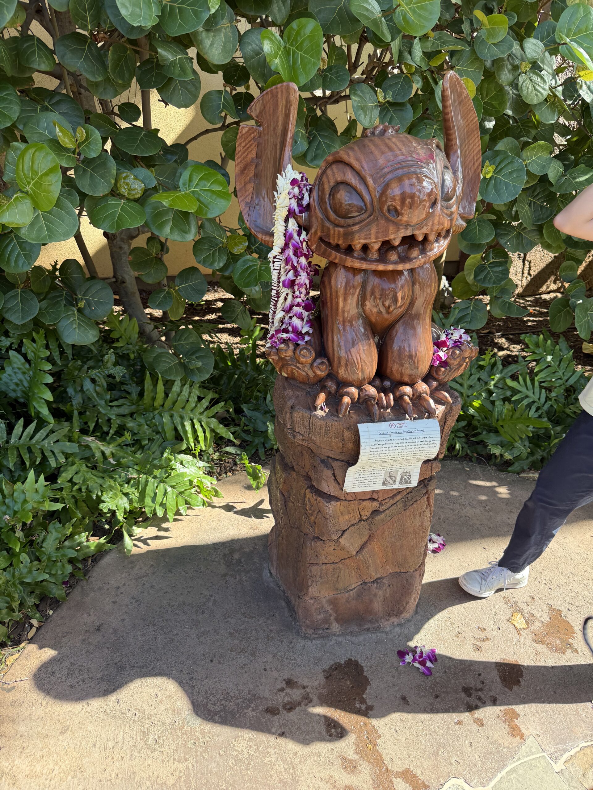 レイをかけたスティッチの木彫り像