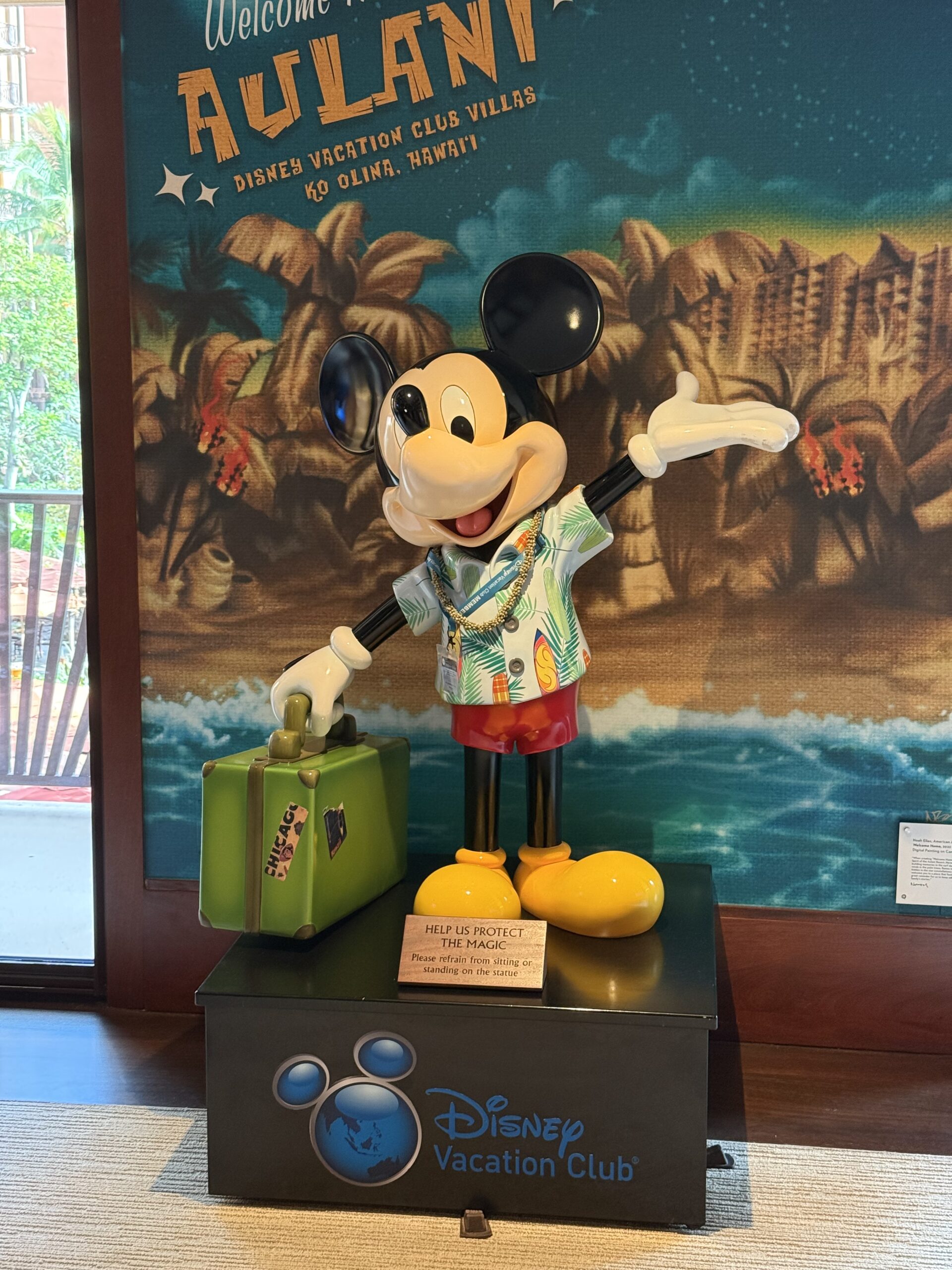 アロハシャツ姿のミッキーマウスの像