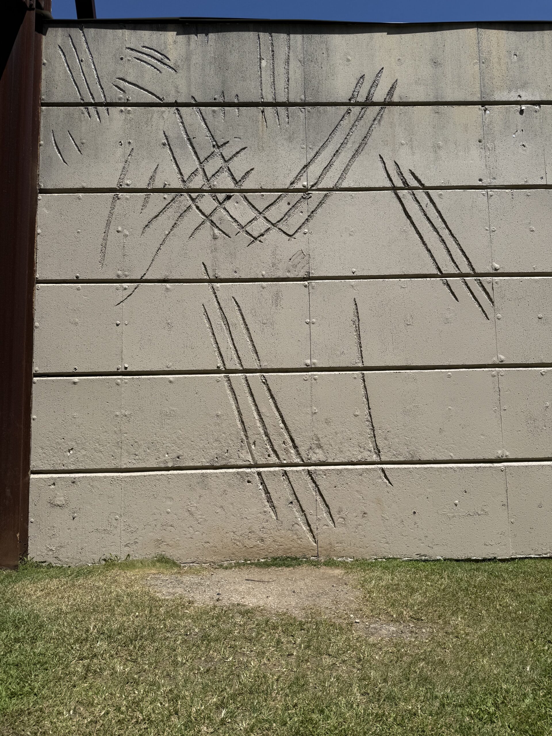 ジュラシック・ワールドに登場するインドミナス・レックスの爪痕が残る壁