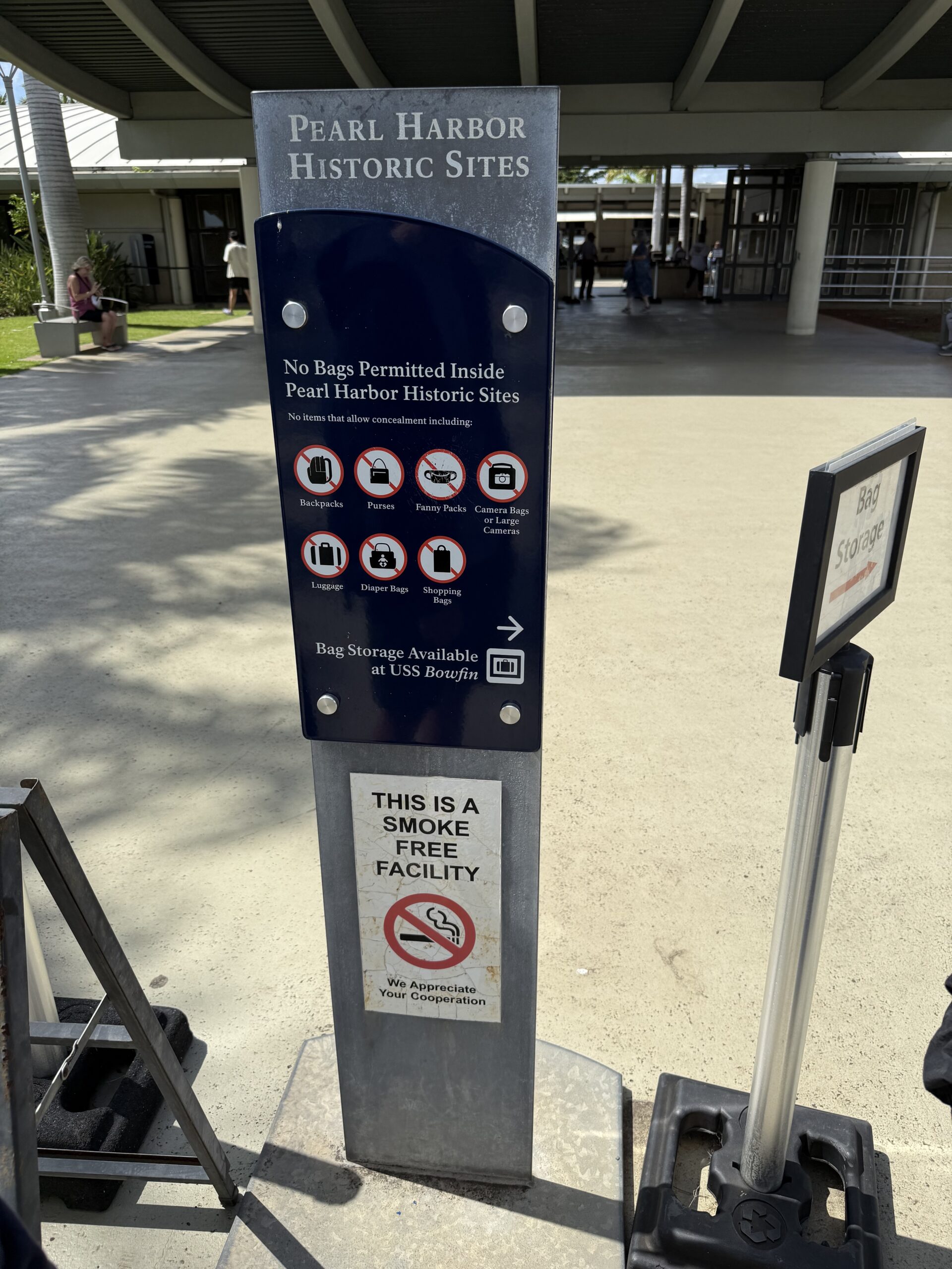 バッグ持ち込み禁止案内