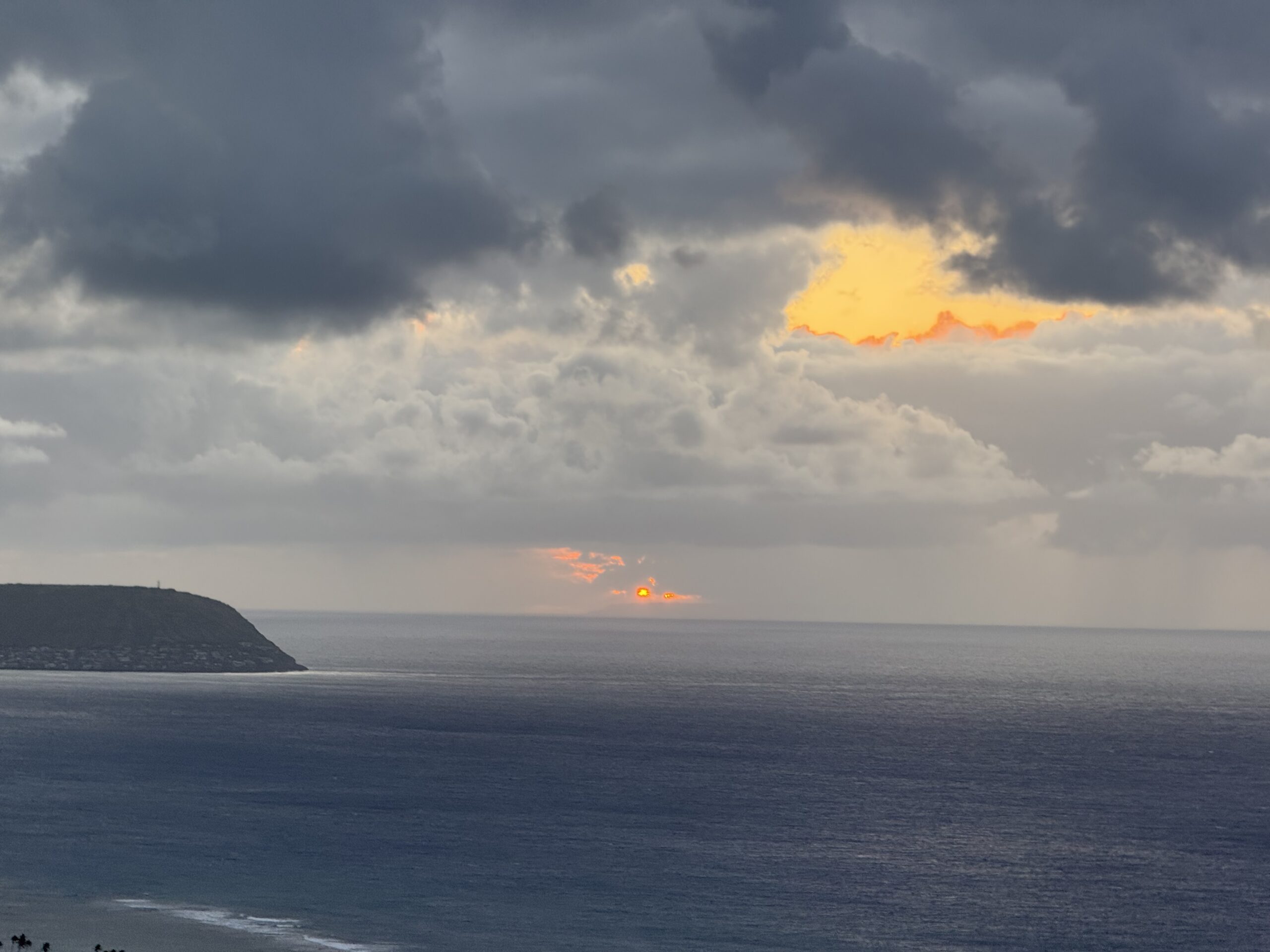 ダイヤモンドヘッドから見る日の出