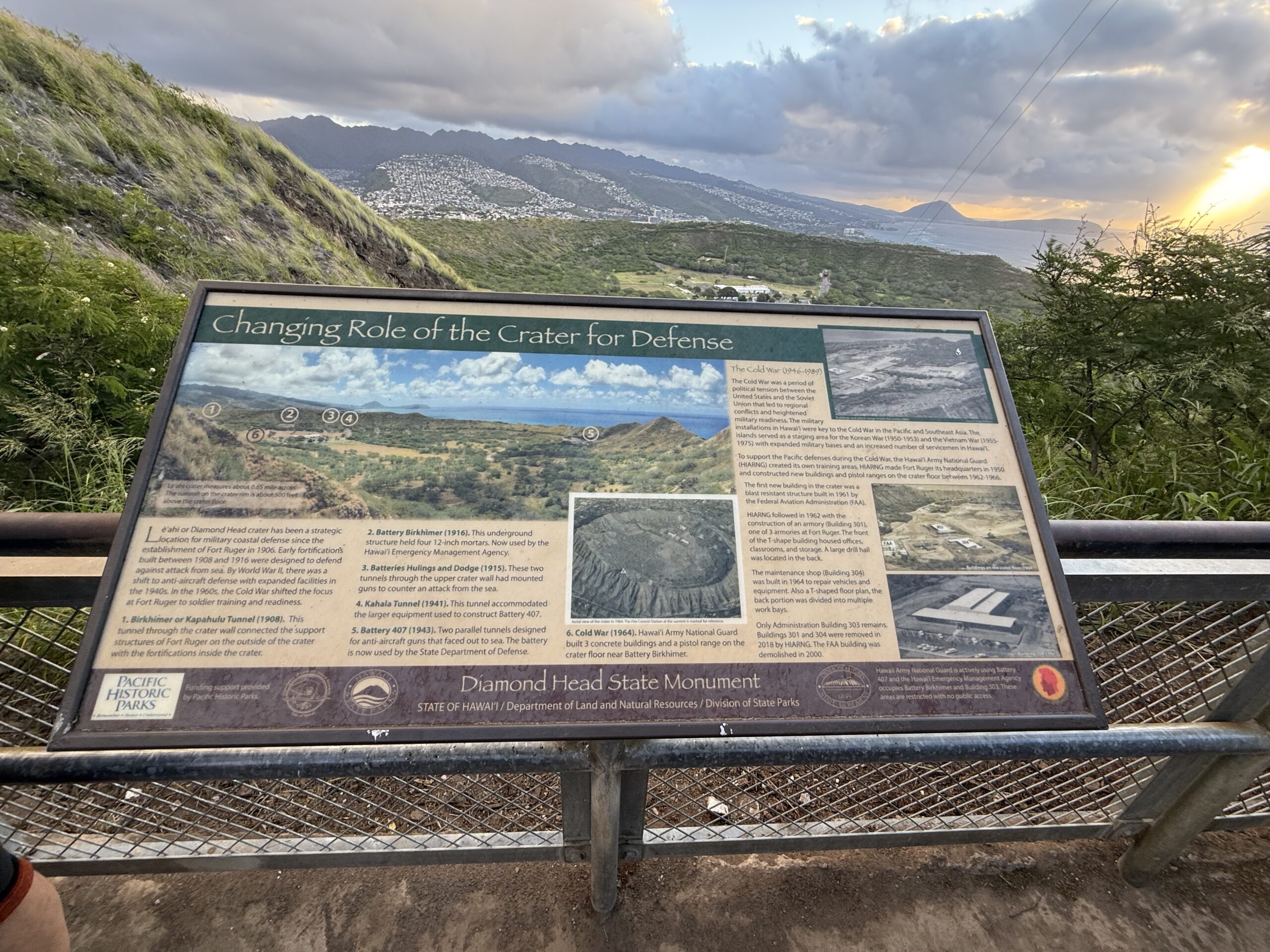 ダイヤモンドヘッド頂上の案内板